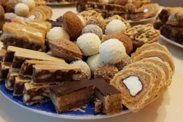 JEDNA SMESA ZA 4 VRSTE KOLAČA: Ovaj recept je spas za domaćice koje spremaju desert za slavsku trpezu!