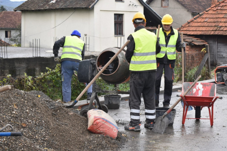 Radnici sređuju put 
