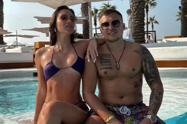 KARIĆ U AKCIJI SA DEVOJKOM: Procurila intimna fotografija iz bazena! (FOTO)