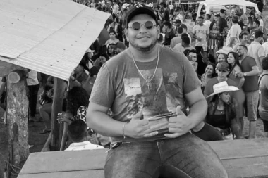 LICE MU JE MENJALO BOJU, BIO JE SAV MODAR: Progovorila supruga preminulog pevača kojeg je ujeo pauk: Otkrila JEZIVE DETALJE!