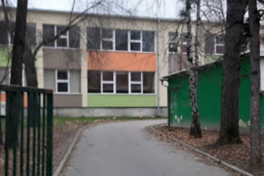 ORMAR PAO NA UČENIKA DRUGOG RAZREDA: Ima naprsnuće nosa, drama u osnovnoj školi!