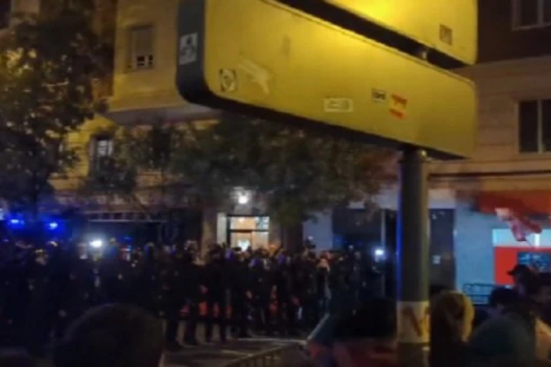 HAOS U MADRIDU! Hiljade demonstranata u obračunu s policijom, od premijera se traži samo JEDNA STVAR