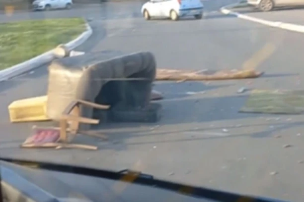NEOBIČAN INCIDENT ZA ZEMUNSKOJ OKRETNICI: Muškarac blokirao autobus, zvao i policiju!