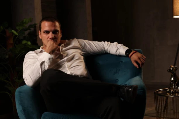 NAŠEG TIKTOKERA OPTUŽILI ZA UZNEMIRAVANJE MALOLETNICA: Isplivale skandalozne prepiske i fotografije, on BESAN KAO RIS! (GALERIJA)