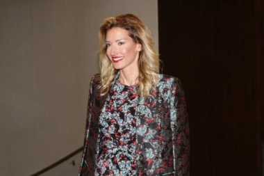 KAKVE NOGE JOVANA JOKSIMOVIĆ IMA... Voditeljka "zapalila" društvene mreže, zategnuta kao PRAĆKA! (FOTO)