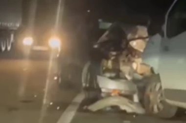 TEŽAK UDES KOD ČAJETINE! Sudar kombija i automobila, vozila u potpunosti uništena! (VIDEO)