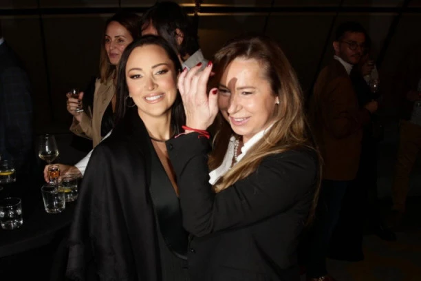 TRAŽILA DA JE SLIKAJU SA PRAVOM SVEKRVOM! Aleksandra Prijović se ne odvaja od majke Filipa Živojinovića!