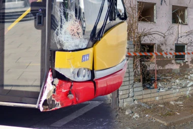 VOZAČ IZGUBIO KONTROLU, PA AUTOBUSOM UDARIO U KUĆU: Nesreća kod Bijeljine, nema povređenih