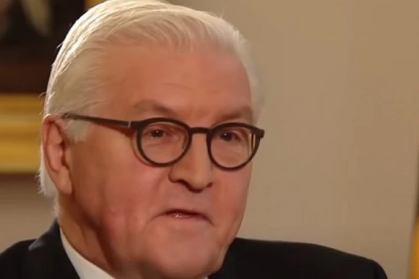 PREMIJER BAVARSKE I PREDSEDNIK NEMAČKE SE NASMEJANI SLIKALI PRED SAHRANU PAPE FRANJE! Lavina napada usledila: "Nije vam ovo Oktoberfest" (FOTO)