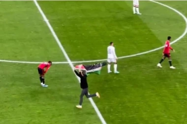 PREKINUT MEČ LIGE ŠAMPIONA: Navijač uleteo na teren sa zastavom Palestine!