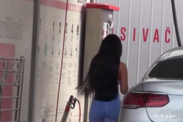 TAJNA ŠIFRA STANIJE DOBROJEVIĆ! Preko skupocenog automobila poslala SKRIVENU PORUKU!