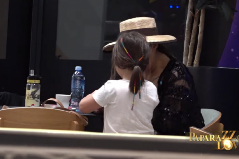 Ana i Tara u tržnom centru