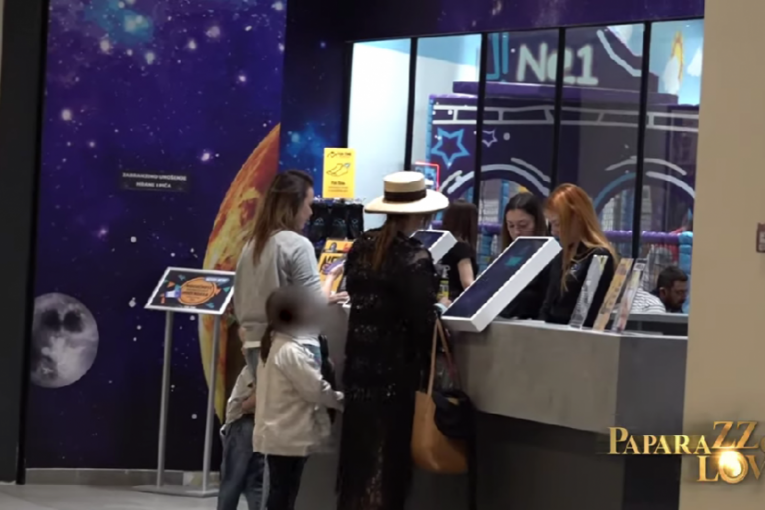 Ana i Tara u tržnom centru