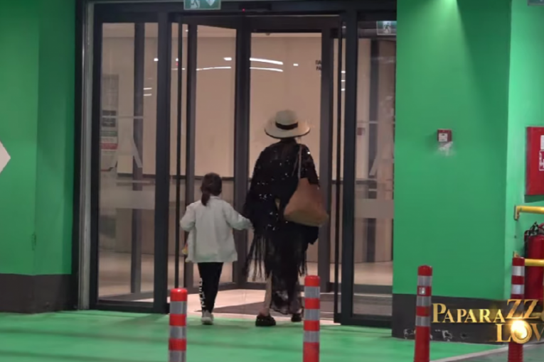 Ana i Tara u tržnom centru