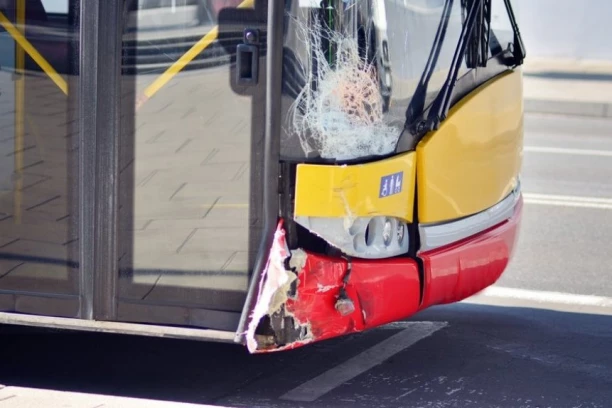 AUTOBUS UDARIO U IZLOG LOKALA! Novi detalji drame na Petlovom brdu! (FOTO)