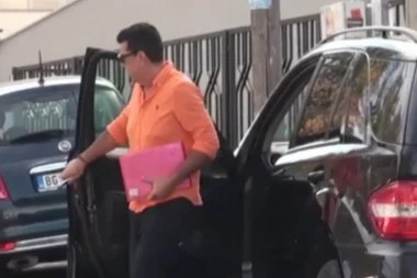 VODITELJ ZAVRŠIO NA KLINICI: Prepolovio se posle razvoda sa 25 godina mlađom!