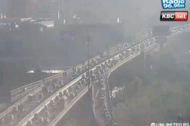 MOSTOVE ZAOBILAZITE U ŠIROKOM LUKU! Gazelom se mili, na Pančevačkom mostu krkljanac! (FOTO)