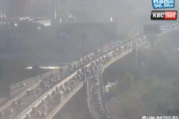 MOSTOVE ZAOBILAZITE U ŠIROKOM LUKU! Gazelom se mili, na Pančevačkom mostu krkljanac! (FOTO)