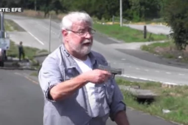ADVOKAT PUCAO NA AKTIVISTE KOJI SU MU BLOKIRALI PUT! Uzeo oružje i rekao:"Ovo se danas završava"! (VIDEO)