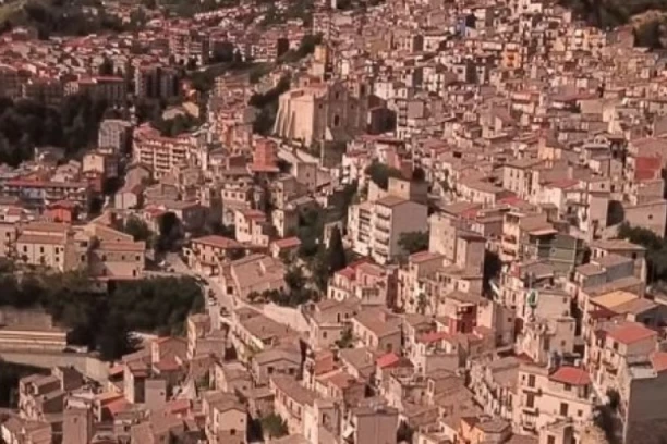 SRBI OBOŽAVAJU DA IDU TAMO: Bajkovito selo NUDI VAM BESPLATNO napuštene kuće! Samo JEDNU STVAR je potrebno da uradite