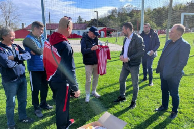 BRIGA O KLUBOVIMA: Potpredsednik Fudbalskog saveza Srbije posetio crveno-bele i donirao im pomoć u vidu sportske opreme! (FOTO GALERIJA)