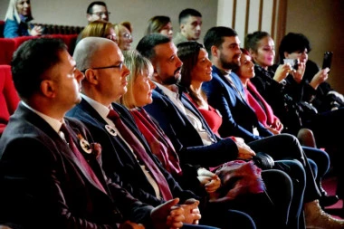 U Istočnom Novom Sarajevu premijerno otvorena izložba “Bata u 90 slika”