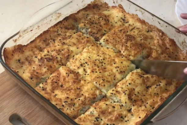 OVAKO SE PRAVI TURSKA GIBANICA: Slična je našoj, ali je još SOČNIJA jer idu dve vrste sira!