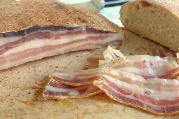 SADA JE VREME DA NAGRNETE NA SLANINU I BELI LUK: Doktor otkrio šta pored njih podiže IMUNITET ali i koja KOLIČINA je dovoljna!