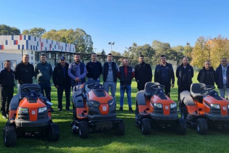 ADMIRALBET ARENA KAO VEMBLI: Oprema za održavanje terena stigla u Sremsku Mitrovicu - osam klubova dobilo veliku pomoć od strane FSS-a! (FOTO GALERIJA)