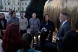 SRBIJA SAMOSTALNO DONOSI ODLUKE: Sanja Lakić i Dejan Ristić obišli spomenik Stefanu Nemanji (VIDEO)