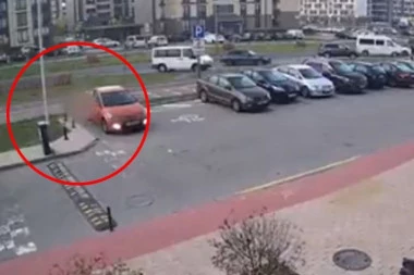 UZNEMIRUJUĆI SNIMAK: Majka prešla automobilom preko svog petogodišnjeg sina, dečak prebačen u bolnicu sa brojnim povredama