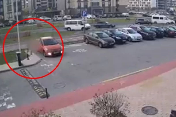 UZNEMIRUJUĆI SNIMAK: Majka prešla automobilom preko svog petogodišnjeg sina, dečak prebačen u bolnicu sa brojnim povredama