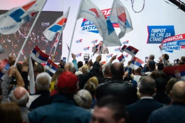 SRAMOTNO! Aktiviste SNS napala osoba metalnom šipkom u centru Novog Sada!