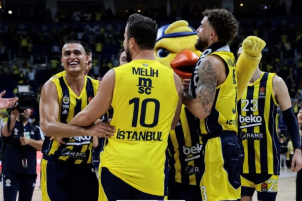 FENER ČEKA PAKAO RASPRODATE ARENE! Evo kako su grobari dočekali IZDAJNIKA Madara! (VIDEO)