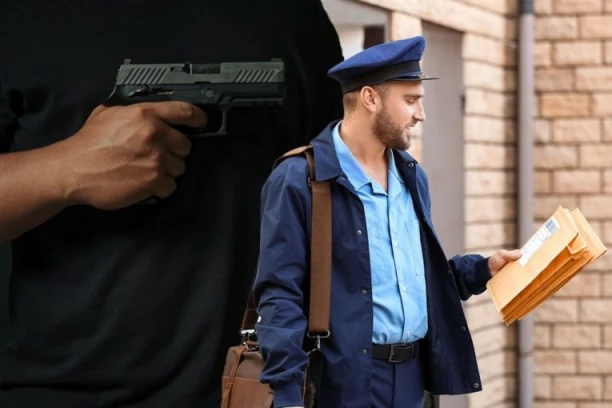 UPERIO PIŠTOLJ U GLAVU POŠTARU (20), PA OTEO SKORO 2.500 EVRA: Nakon krađe zapucao u vazduh - brojne policijske ekipe tragaju za razbojnikom!