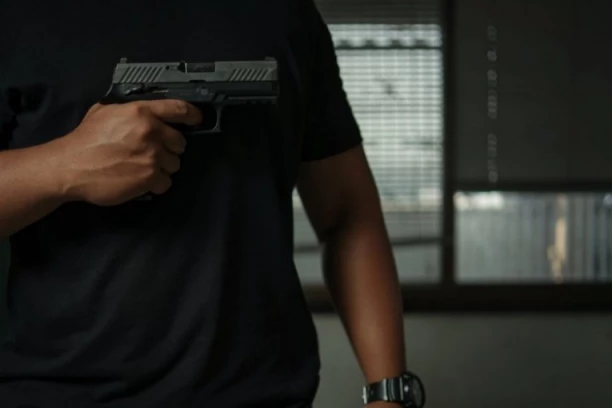 UZNEMIRUJUĆI SNIMAK: Muškarac ubijen uživo na Fejsbuku dok je vodio program