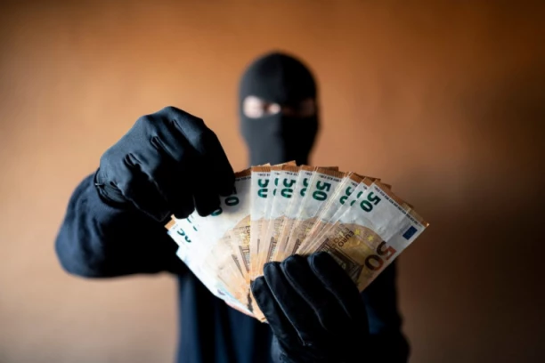 UKRAO IZ SEFA U ZEMUNU NOVAC, UŠAO KROZ PROZOR! Muškarac (32) osumnjičen za tešku krađu i posedovanje droge