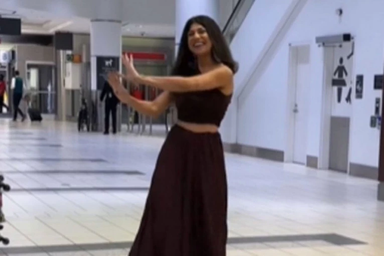 POSLE PET GODINA VEZE NA DALJINU SAČEKALA JE DEČKA NA AERODROMU: Zbog onoga što je uradila svi su je zgranuto gledali (VIDEO)