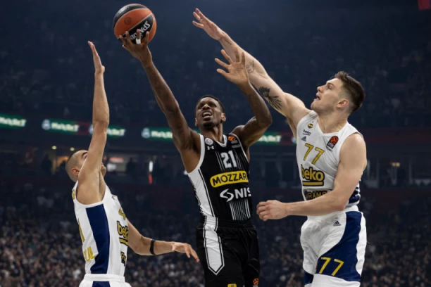 OBRADOVIĆ POBEDOM PROSLAVIO JUBILEJ! Partizan spektakularnim PREOKRETOM srušio moćni Fener i TRADICIJU! (VIDEO)