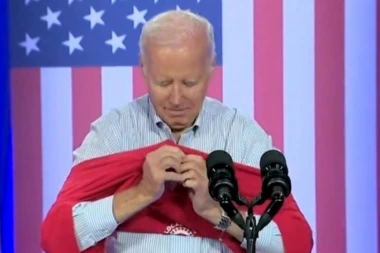 NOVI GAF "POSPANOG DŽOA"! IDE, IDE, PA STANE: Bajden pokušao da obuče majicu tokom govora, ali po običaju - usledile su KOMPLIKACIJE (VIDEO)