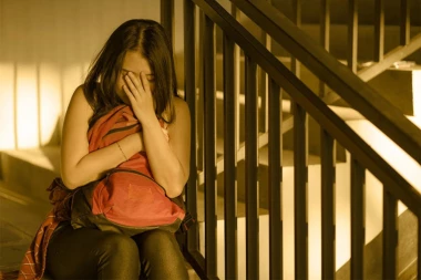 MUNJEVITA AKCIJA POLICIJE: Uhapšen muškarac (62) zbog polnog uznemiravanja maloletne osobe!