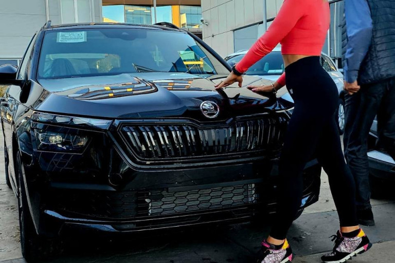 Jovana Jeremić pozira pored novog automobila