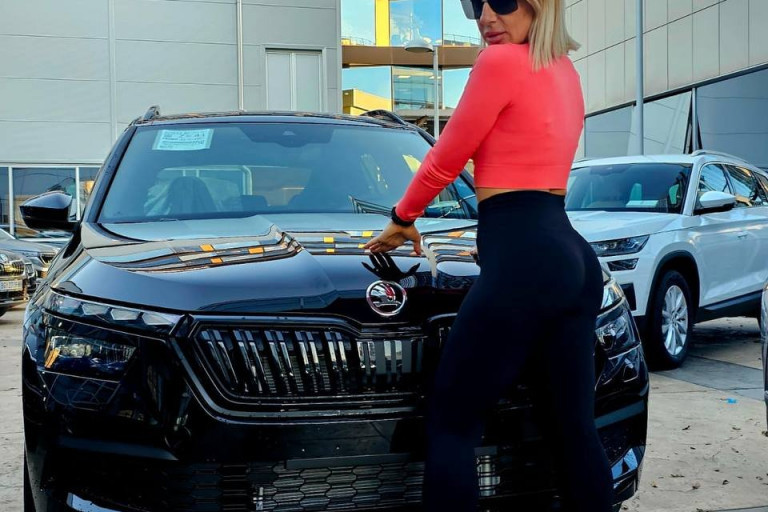 Jovana Jeremić pozira pored novog automobila