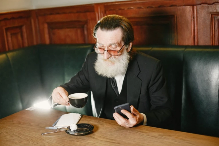 DEKA JE POPIO PIĆE, OSTAVIO CEDULJICU I IZAŠAO IZ RESTORANA: Kad su konobari pročitali njegovu poruku, nisu mogli da zaustave suze