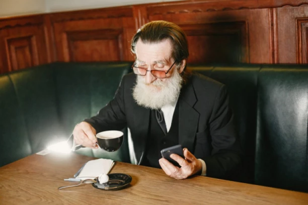 DEKA JE POPIO PIĆE, OSTAVIO CEDULJICU I IZAŠAO IZ RESTORANA: Kad su konobari pročitali njegovu poruku, nisu mogli da zaustave suze