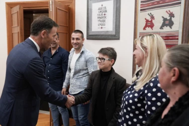 DVE MEDICINSKE SESTRE SREĆNE DOBITNICE STANOVA U NAGRADNOJ IGRI "UZMI RAČUN I POBEDI": Kupila sam 4 bananice za siromašne i dobila sam stan