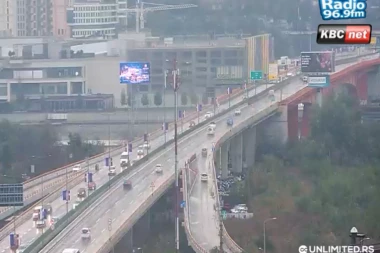 VIKEND POČEO BEZ STRESA I GUŽVI U SAOBRAĆAJU! Kiša zatvorila Beograđane u domove, tek poneki automobil na ulicama! (FOTO)