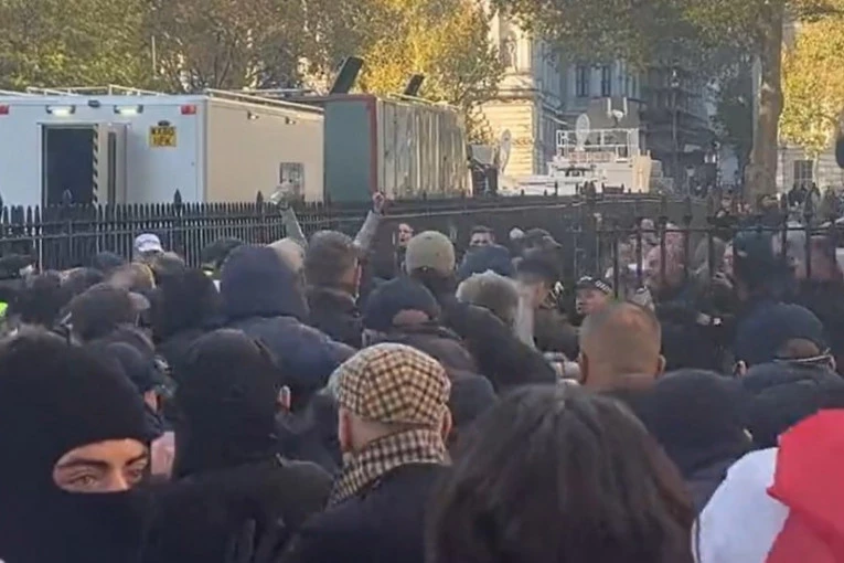 HAOS NA ULICI: Troje policajaca povređeno, 40 ljudi uhapšeno u protestu!