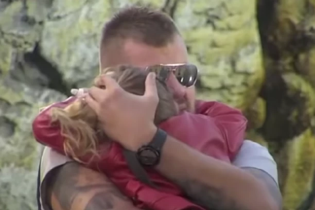 JANJUŠ PROSI ZA ĆERKU, NEMA OD ČEGA DA JE NAHRANI: Molio za novac, pa slao njene fotografije?!