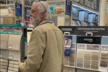 DEKA JE UŠAO U PRODAVNICU NOSEĆI KANTU: Došao je da kupi materijal za renoviranje kuće, ljudi su u neverici gledali šta izviruje iz kofe! (VIDEO)